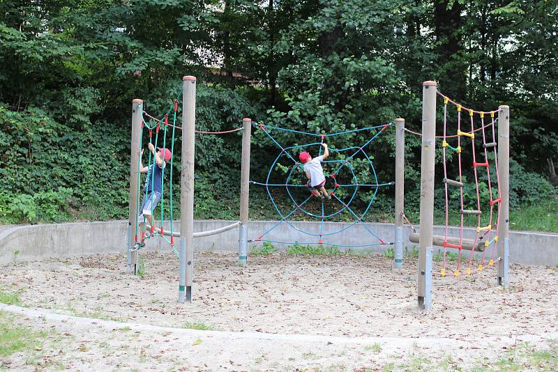 Lesopark Krásná rokle poškozují vandalové.