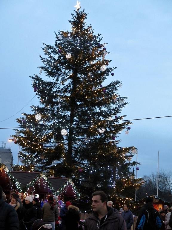 Vánoční městečko v Havířově je věnováno především dětem. Takto vypadalo o první adventní neděli.