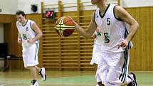 Basketbalisté Karviné (v bílém) zvládli víkend proti těžkým soupeřům z Brna.