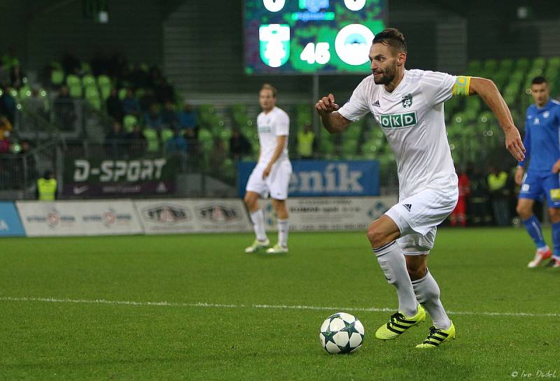 Karvinští fotbalisté (v bílém) vydřeli doma bod proti Liberci.