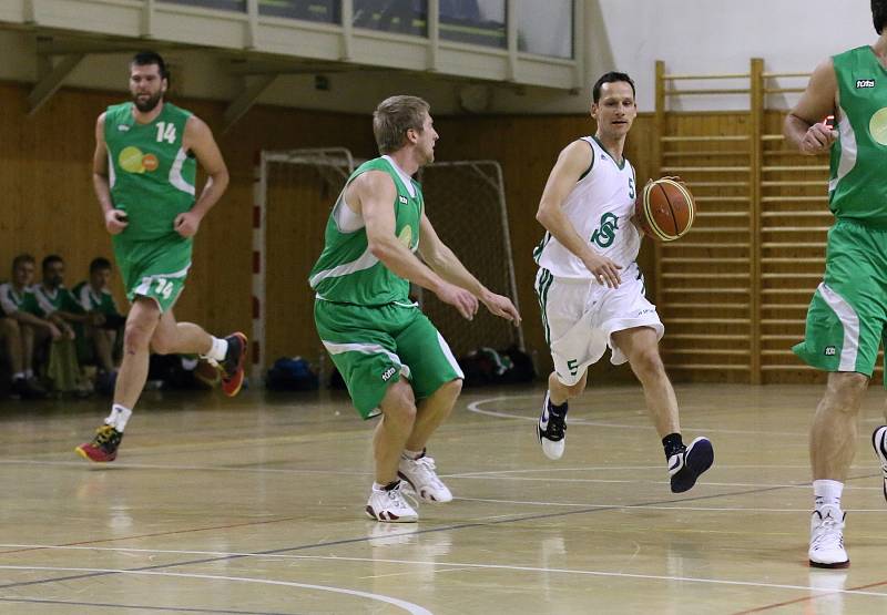 Karvinští basketbalisté (v bílém) v duelu se Šumperkem prohráli.