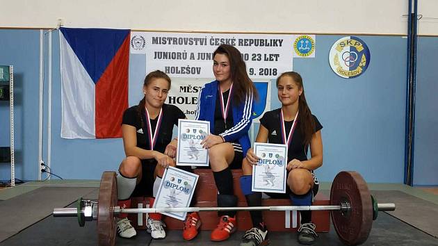 Bohumínské juniorky Aneta Žaganová (vlevo), Veronika Volná (vpravo) a mistryně Pavlína Jadrníčková mají domácí titul.