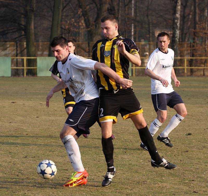 Fotbalisté Těšína (žlutočerné dresy) přehráli doma Dětmarovice.