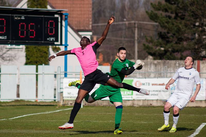 Okresní derby v divizi. Dětmarovice (v bílém) porazily Havířov 1:0.