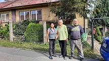 Manželé Chojnovi, uprostřed sousedka Anna Bednarská, před domkem v němž bydlí.