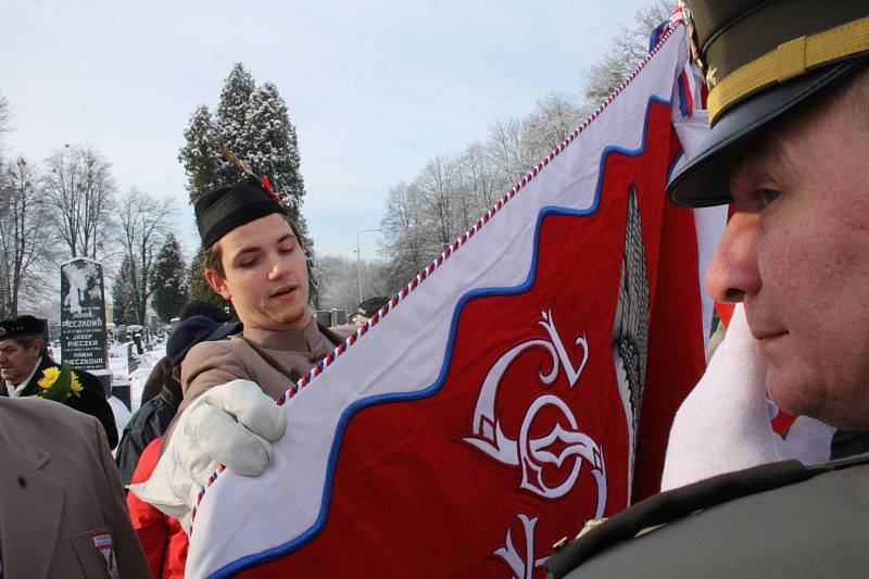 Devadesát šest let od konce tzv. Sedmidenní války si v sobotu dopoledne v Orlové připomněli zástupci Československé obce legionářské, České a slovenské obce dělostřelecké a České obce sokolské, pracovníci Muzea Těšínska, místní politici i veřejnost.