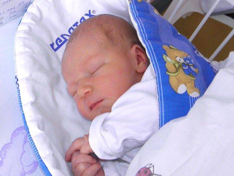 Tomášek Szabó se narodil 19. září mamince Martině Jadamíkové z Karviné. Po narození chlapeček vážil 3470 g a měřil 50 cm.