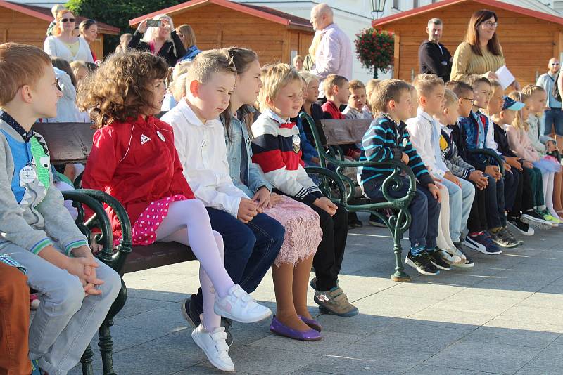 Přivítání žáků ZŠ s polským jazykem vyučovacím v Karviné-Fryštátě proběhlo 1. září na Masarykově náměstí.