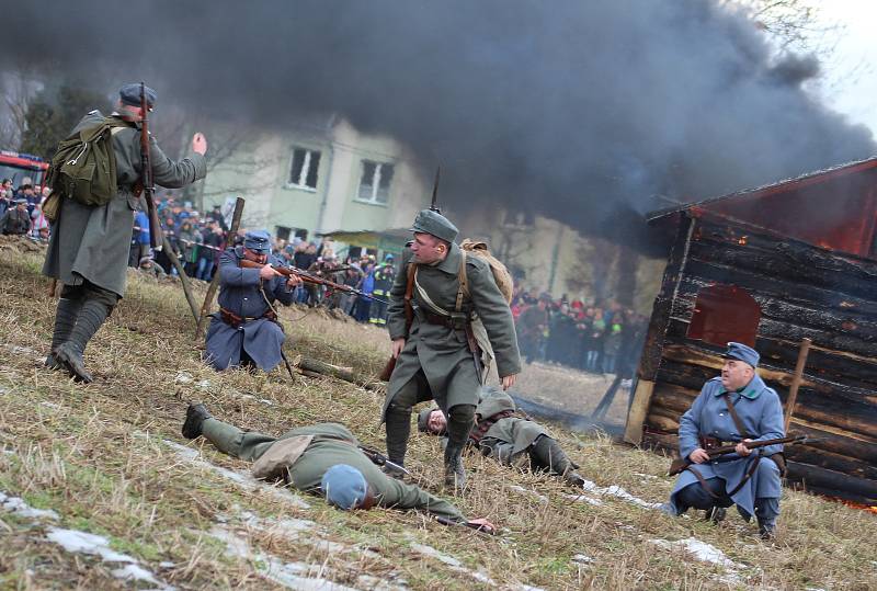 100 let od tzv. Sedmidenní války mezi Českem a Polskem o slezské území připomněla v sobotu odpoledne rekonstrukce válečné bitvy, která se konala v polském Skočově za účasti polských i českých vojensko-historických skupin.