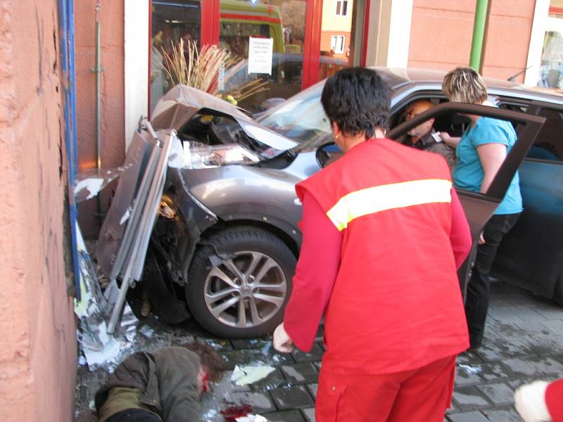 Auto vjelo v centru města na chodník a zranilo chodce. 