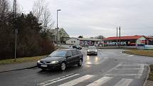 Zákaz vjezdu na Dělnické ulici v Prostřední Suché ignoruje řada řidičů. 