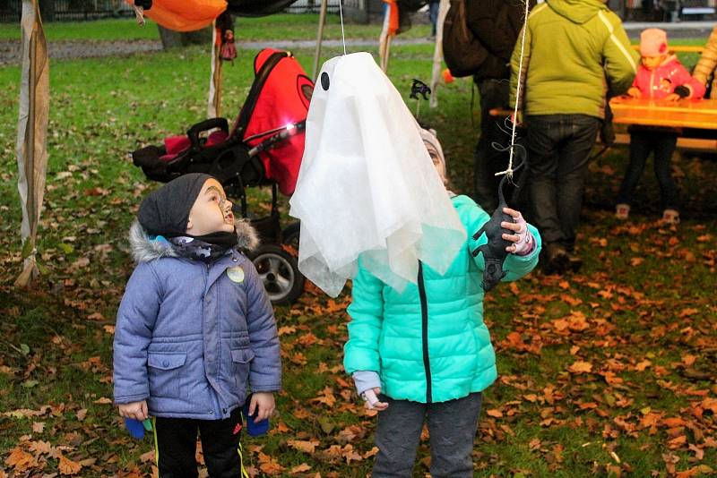 Návštěvníci halloweenské akce nezapomněli ani na nezbytné strašidelné kostýmy.