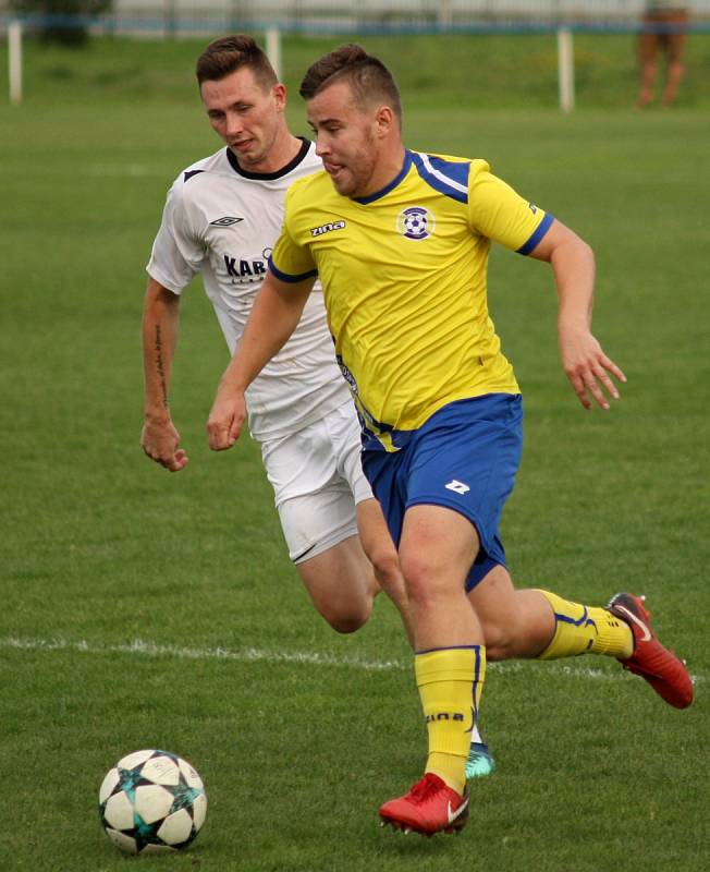 Bohumínští fotbalisté (ve žlutém) si dojeli pro bod do sousedních Dětmarovic.