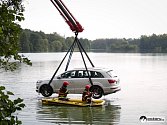 Celkem tři jednotky hasičů se podílely na vyproštění automobilu z rybníka v Rychvaldě.
