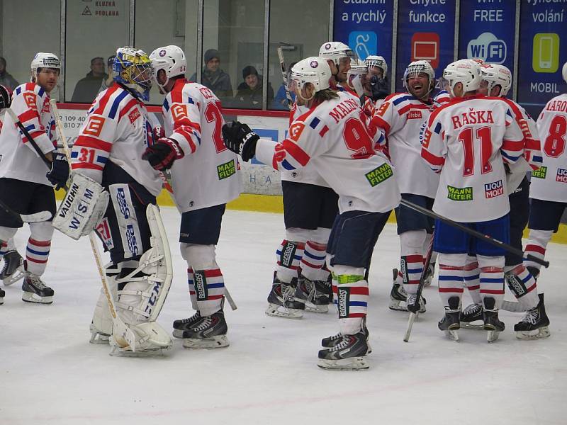 Havířovští hokejisté (v černém) padli po boji i ve třetím duelu čtvrtfinále.