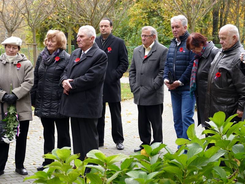 U kostela sv. Anny v pátek 10. listopadu se symbolickým začátkem v 11 hodin si občané Havířova připomněli Den válečných veteránů. 