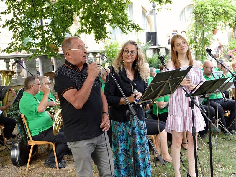 V parku za Kulturním domem Radost v neděli 7. července odpoledne byla zahájena série osmi prázdninových promenádních koncertů pod širým nebem.