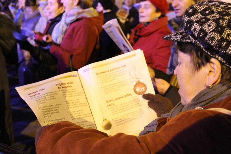 Česko zpívá koledy v havířovském vánočním městečku se ženským pěveckým sborem Canticorum.