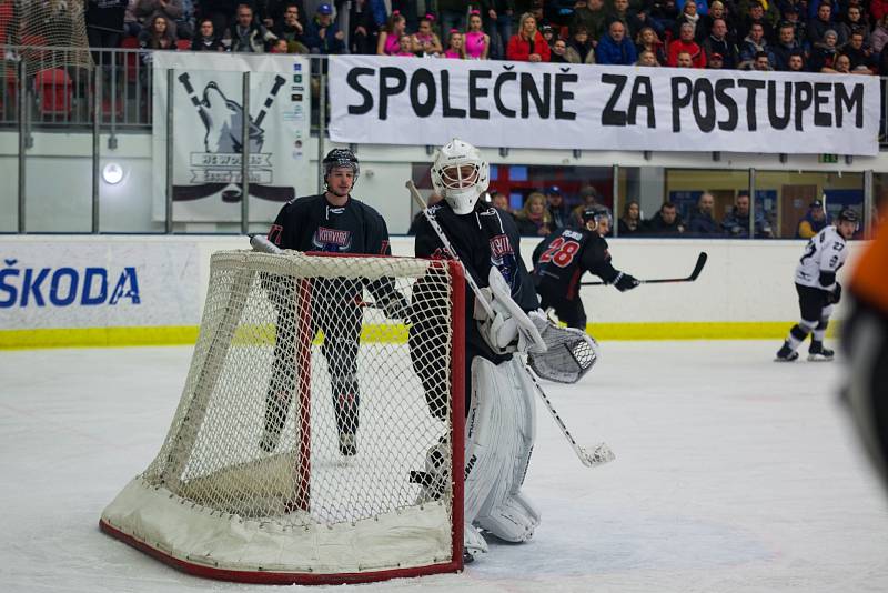 Českotěšínští hokejisté (v bílém) smetli karvinské Býky a první finále je jejich.