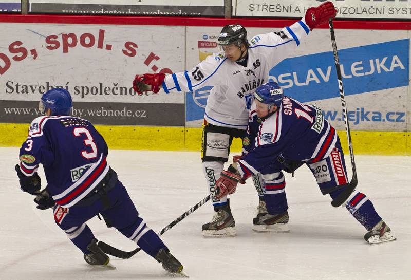 Hokejové derby Havířov - Karviná (v modrém).