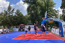 Karvinští (tmavé dresy) na 3x3 Chance Tour v Poděbradech.