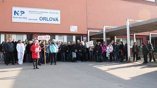 Orlovští zdravotníci se v úterý odpoledne sešlo před svým špitálem a dávali zde najevo svůj názor na plánovaný přesun lůžkových oddělení do karvinské nemocnice.
