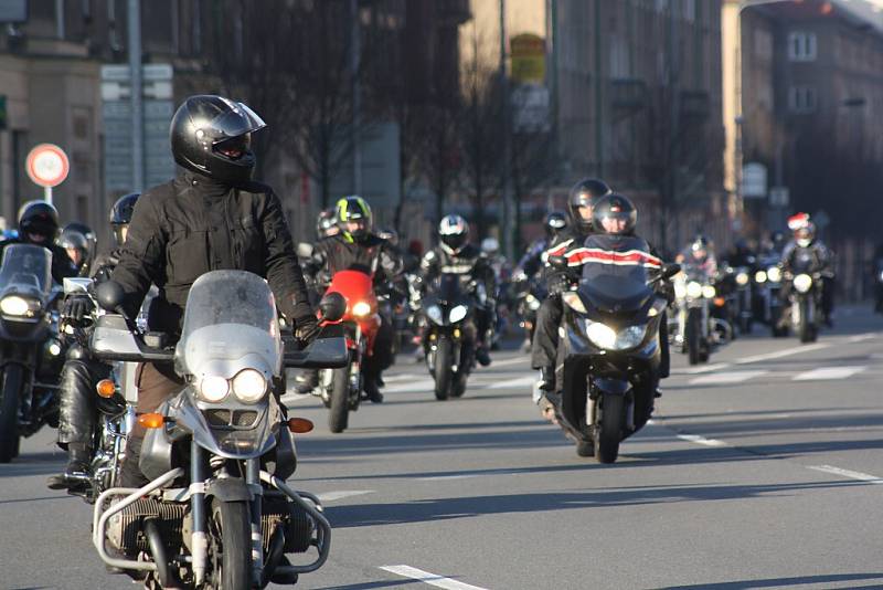 Vánoční vyjížďka motorkářů v Havířově. 