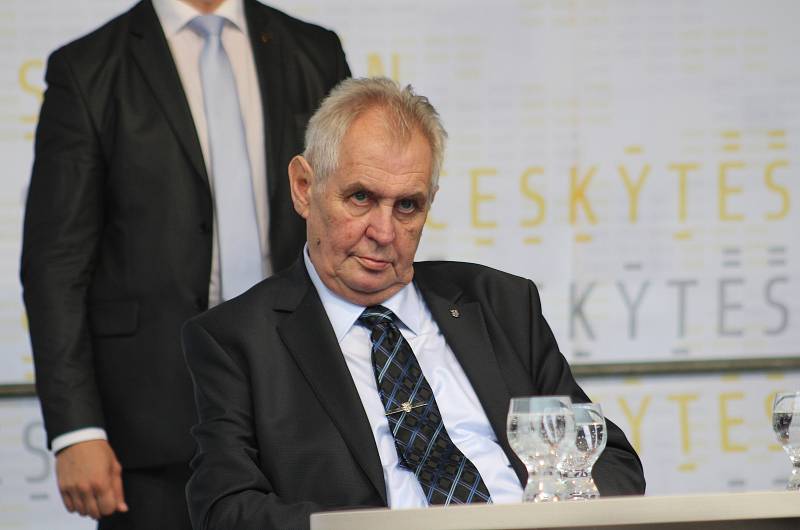 Prezident Miloš Zeman při návštěvě Českého Těšína z pódia mluvil k lidem na náměstí.