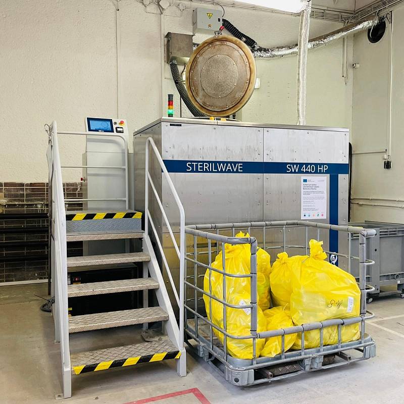 Havířovská nemocnice jako první nemocnice v České republice uvedla do provozu dekontaminační jednotku pro likvidaci nebezpečného odpadu.
