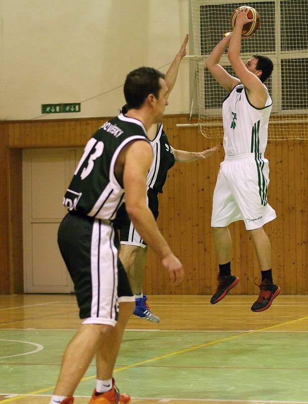 Basketbalisté Karviné (v bílém) zvládli víkend proti těžkým soupeřům z Brna.