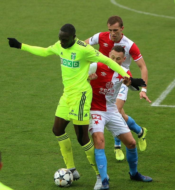 Karvinští (v zeleném) podlehli Slavii 1:3.