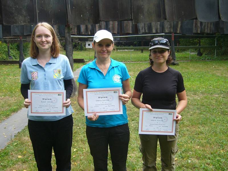 Na snímku nejúspěšnější střelkyně Oblastního přeboru Karviná v kategorii ženy, dorostenky. Zleva Zuzana Křížová, Gabriela Bortlíková a Kateřina Slaninová.