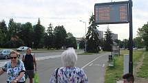 Na vybraných zastávkách v Karviné jsou cestujícím k dispozici nové digitální panely s odjezdy autobusů.