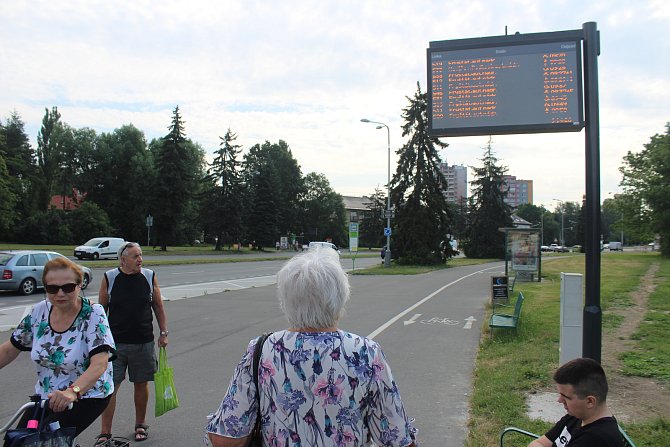 Na vybraných zastávkách v Karviné jsou cestujícím k dispozici nové digitální panely s odjezdy autobusů.