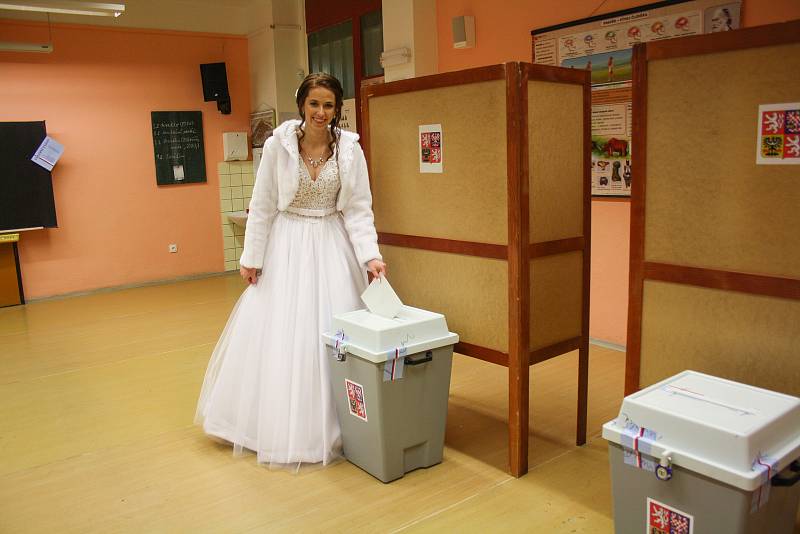 Volička - nevěsta a nyní už mladá paní Lída Martinů stihla v sobotu nejen říci "ANO" svému vyvolenému, ale i vhodit svůj hlas do urny.