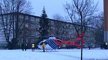 Pilot záchranářského vrtulníku přistál ve dvorku nedaleko domu, kde měli zdravotníci zásah.