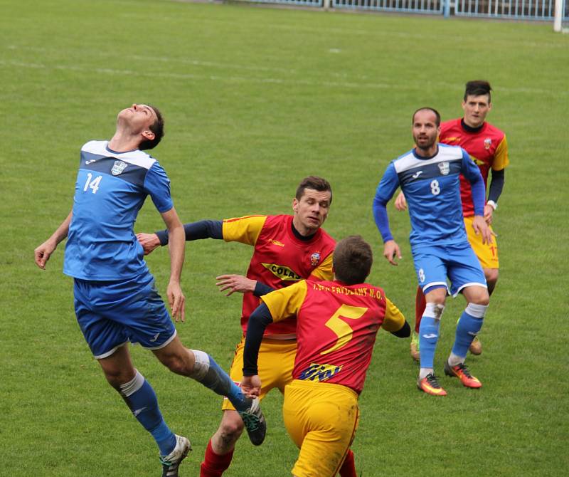 Havířovští fotbalisté (v modrém) zdolali Frýdlant rozdílem dvou branek.