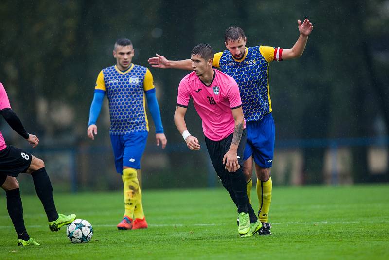 Divizní derby Bohumín - Havířov (v růžovém).