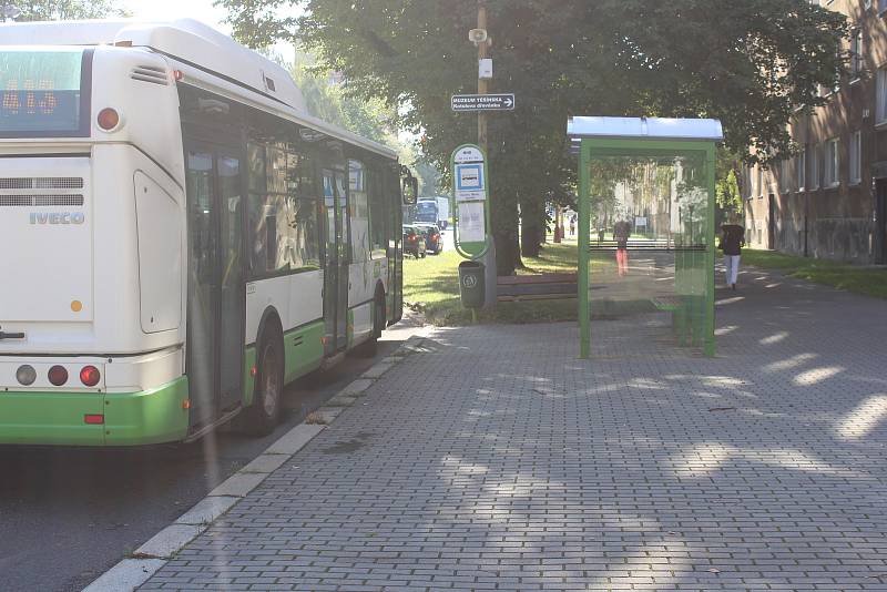 Některé autobusové zastávky v Havířově dostaly nové čekárny s lavičkami. Zastávka na Národní třídě.