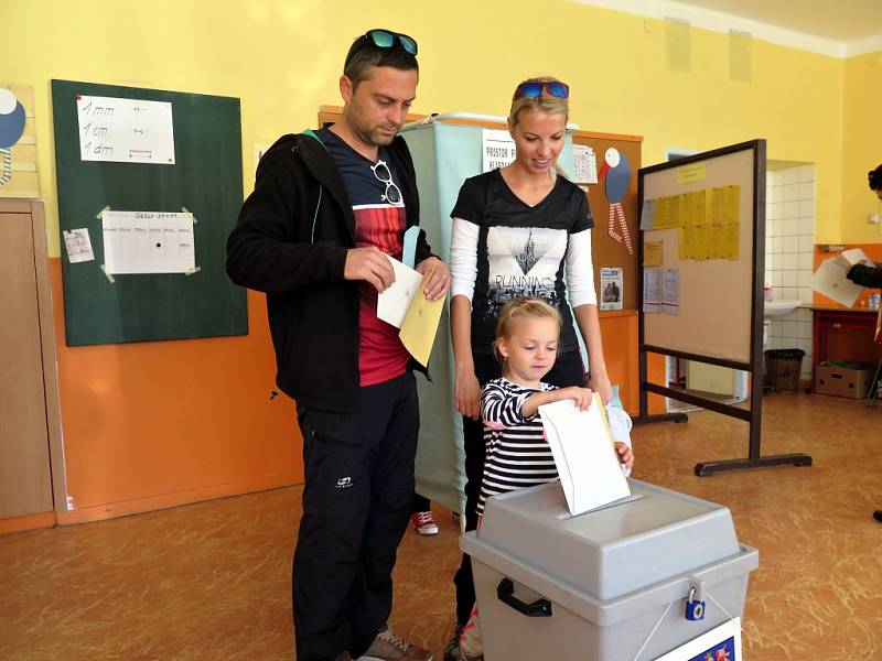 Volby v budově ZŠ Žákovská v Havířově.