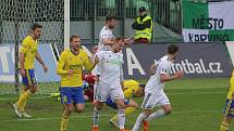 Karvinští fotbalisté (v bílém) dokázali v sobotu přehrát Zlín 2:0.