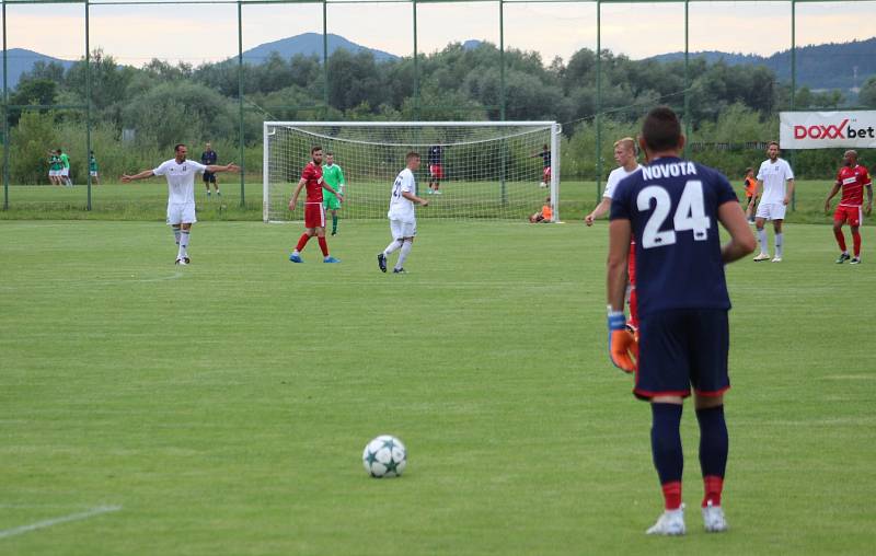 Fotbalisté Karviné (v bílém) si na Slovensku zahráli se Zlatými Moravci. Prohráli 2:3.