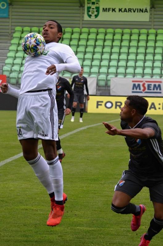 Karvinští fotbalisté (v bílém) remizovali v přípravném duelu s Baníkem Ostrava 2:2.