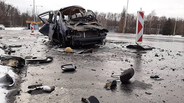 U autobusové zastávky u Dolu ČSA stojí už několik týdnů nepojízdné auto.