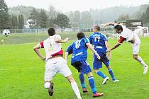 Orlovští fotbalisté (sešívané dresy) porazili doma Frýdek-Místek.