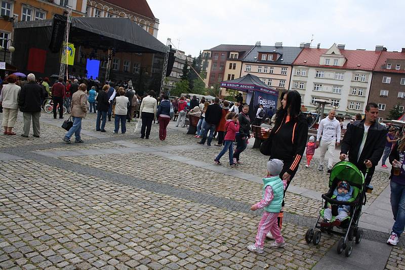 25. ročník Svátku Tří bratří zahájily v pátek tradiční slavnostní průvody z Českého Těšína a Cieszyna, které se setkaly na mostě Družby. 