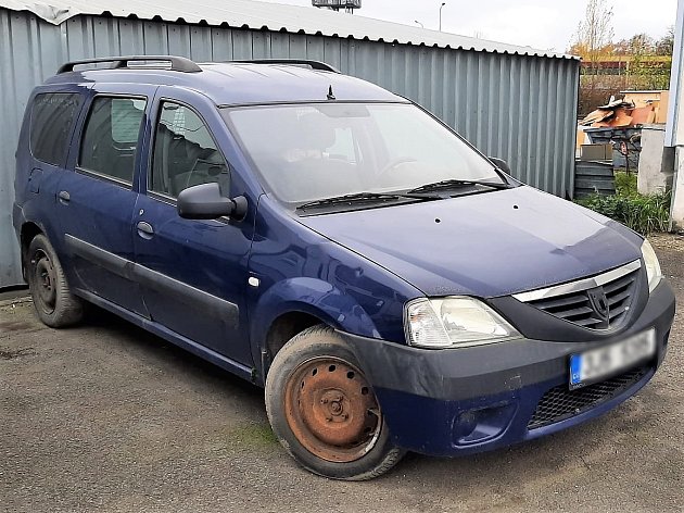 Dacia Logan v modré barvě.