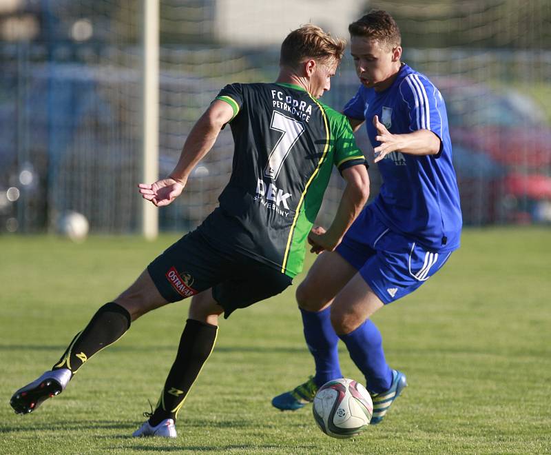 Petrovice (v modrém) nestačily na Petřkovice a s Opavou si nezahrají.