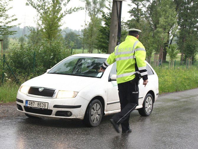 Policie začala dodržování zákazu vjezdu v objížďce v části Lipiny kontrolovat stále častěji. Výjimku mají například auta tamních zahrádkářů, kteří si vyřídili speciální povolenky. 