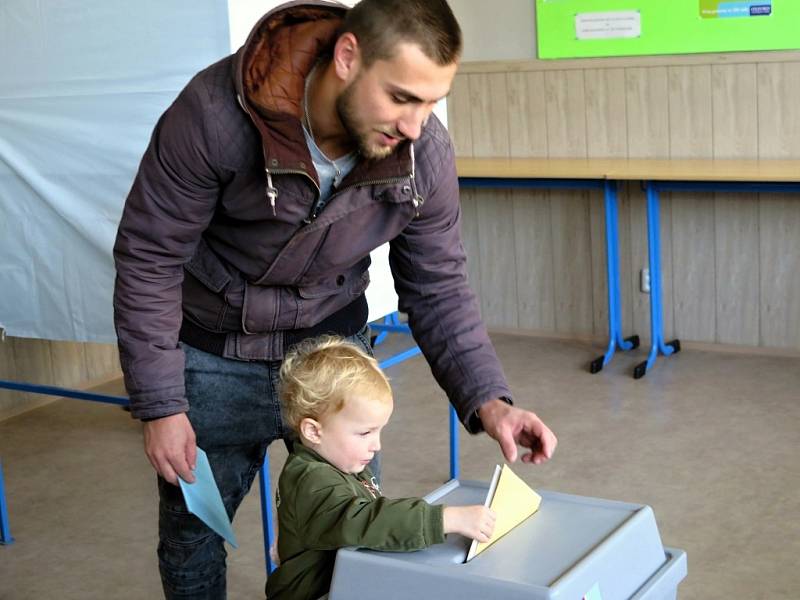 Volby v budově Hotelové školy a Obchodní akademie v Havířově.Volby v budově Hotelové školy a Obchodní akademie v Havířově.